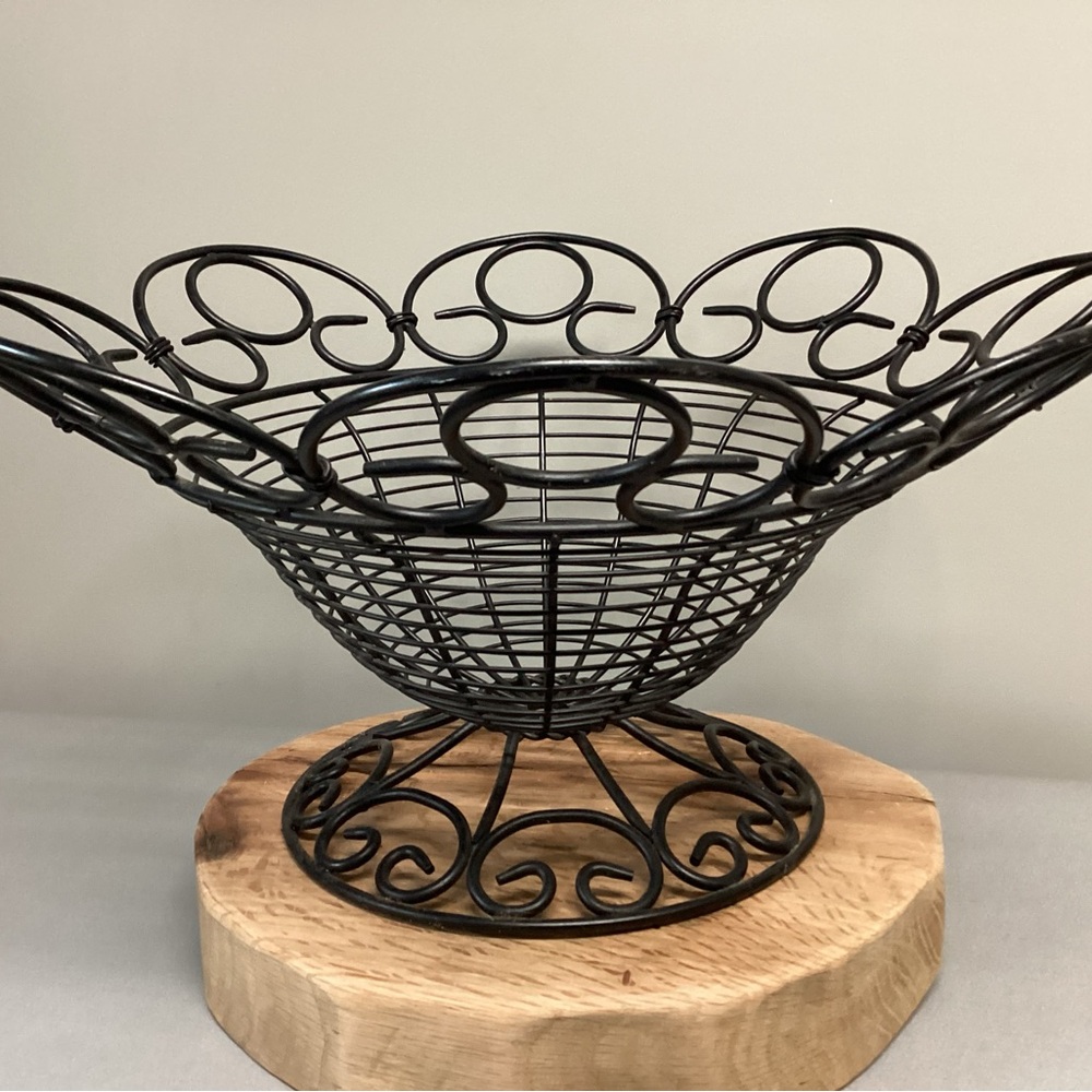 Fruit Bowl - Bread Basket - Heavy Metal Wire Type Design - Excellent Condition - Picture 3 of 9